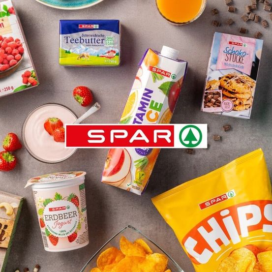 Eine Auswahl an SPAR-Produkten wird gezeigt, darunter ein Karton Apfelsaft, eine Schüssel mit Erdbeeren, eine Packung Himbeerjoghurt und eine Tüte Chips.
