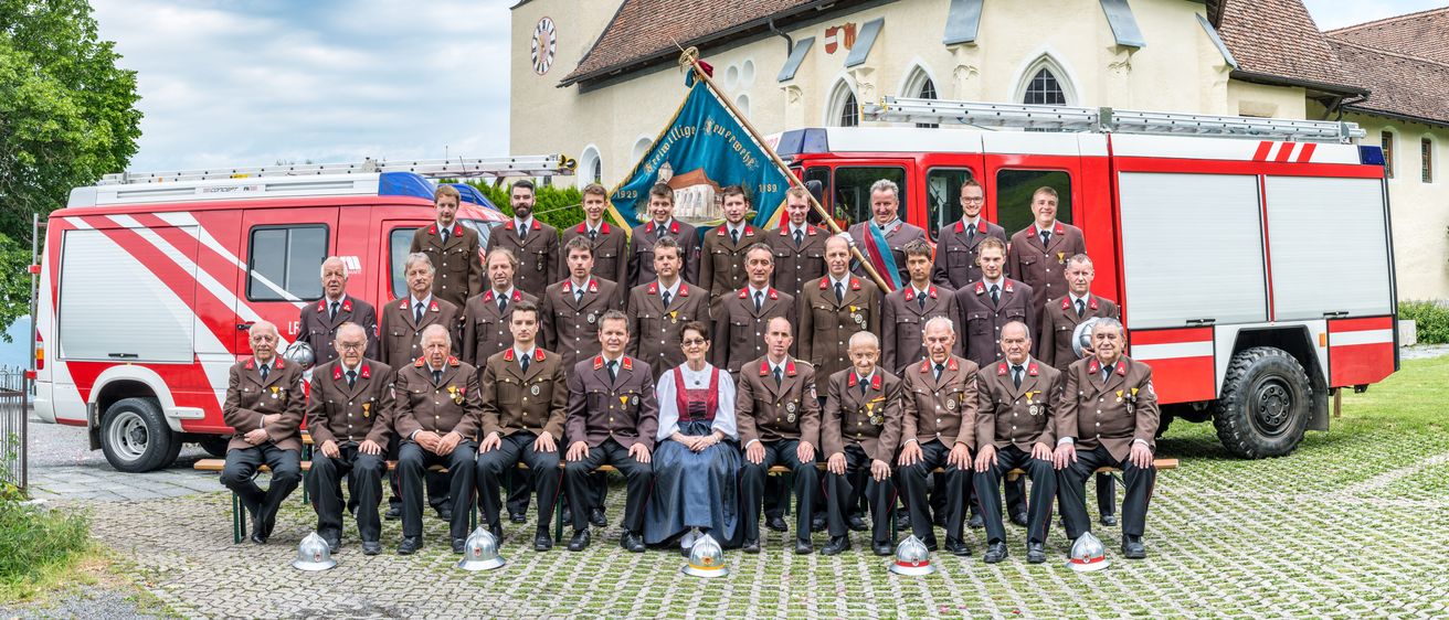 Bild enthält, People, Person, Machine, Wheel, Vehicle, Building, Suit, Truck, Fire Truck, Face