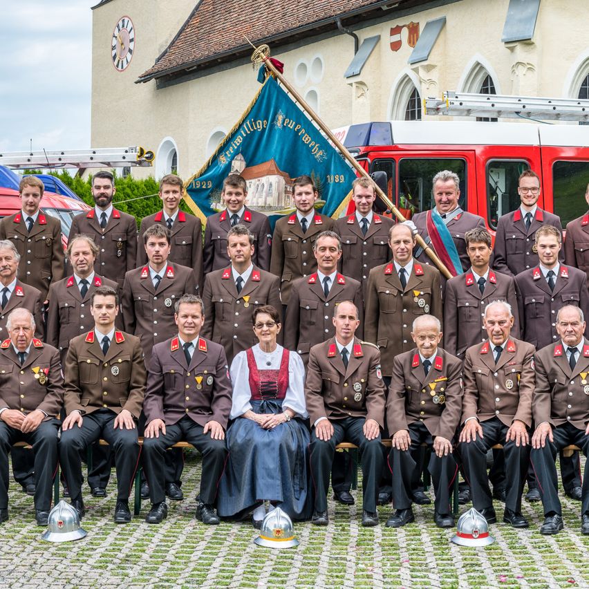 Bild enthält, People, Person, Machine, Wheel, Vehicle, Building, Suit, Truck, Fire Truck, Face