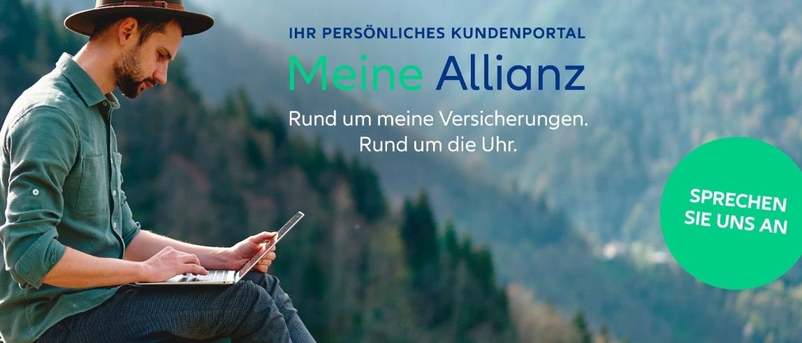 Ein Mann sitzt auf einem Berg und benutzt seinen Laptop, mit einem Bergrücken und Bäumen im Hintergrund. Der Text auf dem Bild lautet 'Meine Allianz' in fetten Buchstaben.