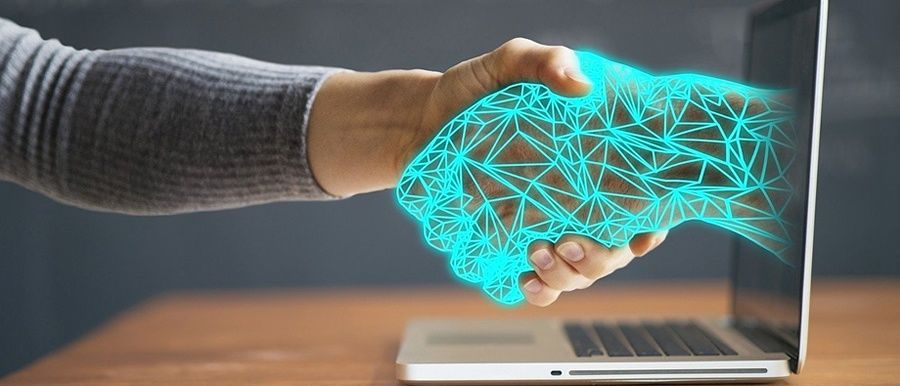 Bild enthält, Computer, Electronics, Laptop, Pc, Hand, Person, Computer Hardware, Monitor, Screen, Table