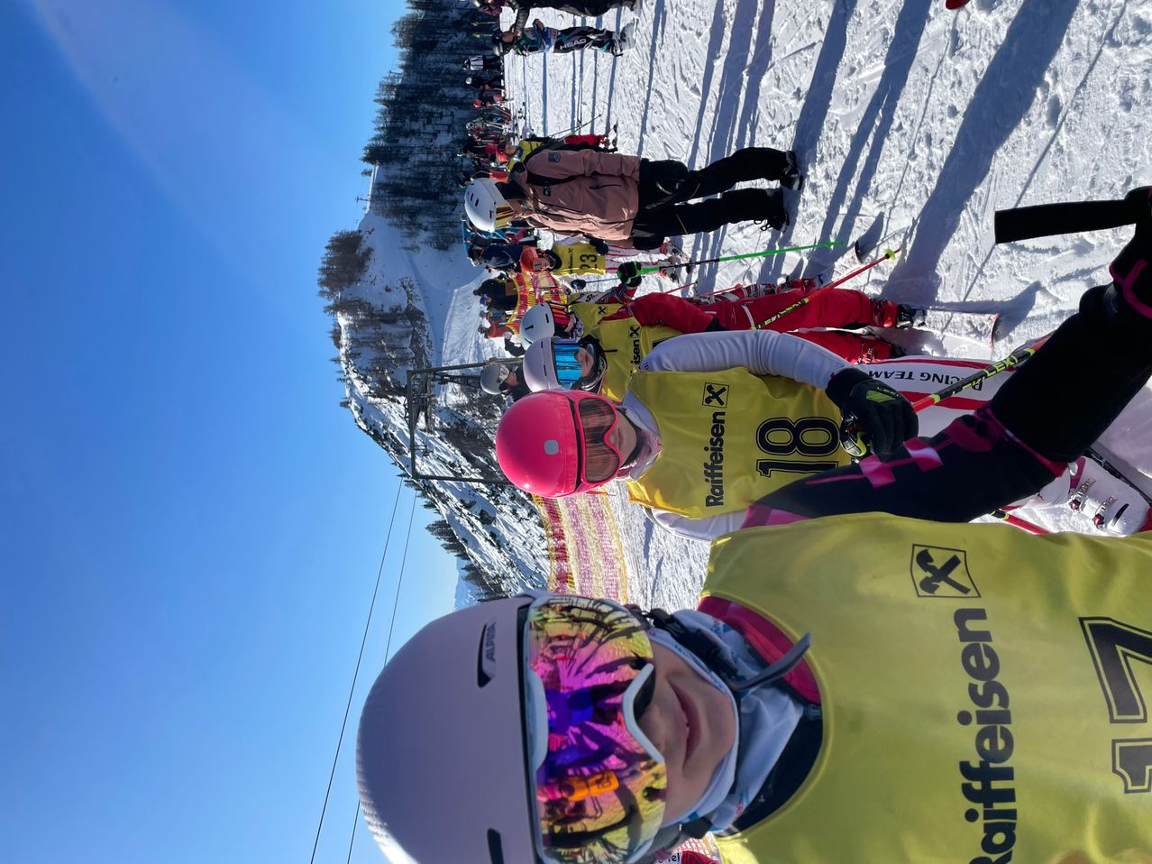 Bild enthält, People, Person, Nature, Outdoors, Piste, Snow, Sport, Helmet, Clothing, Hat