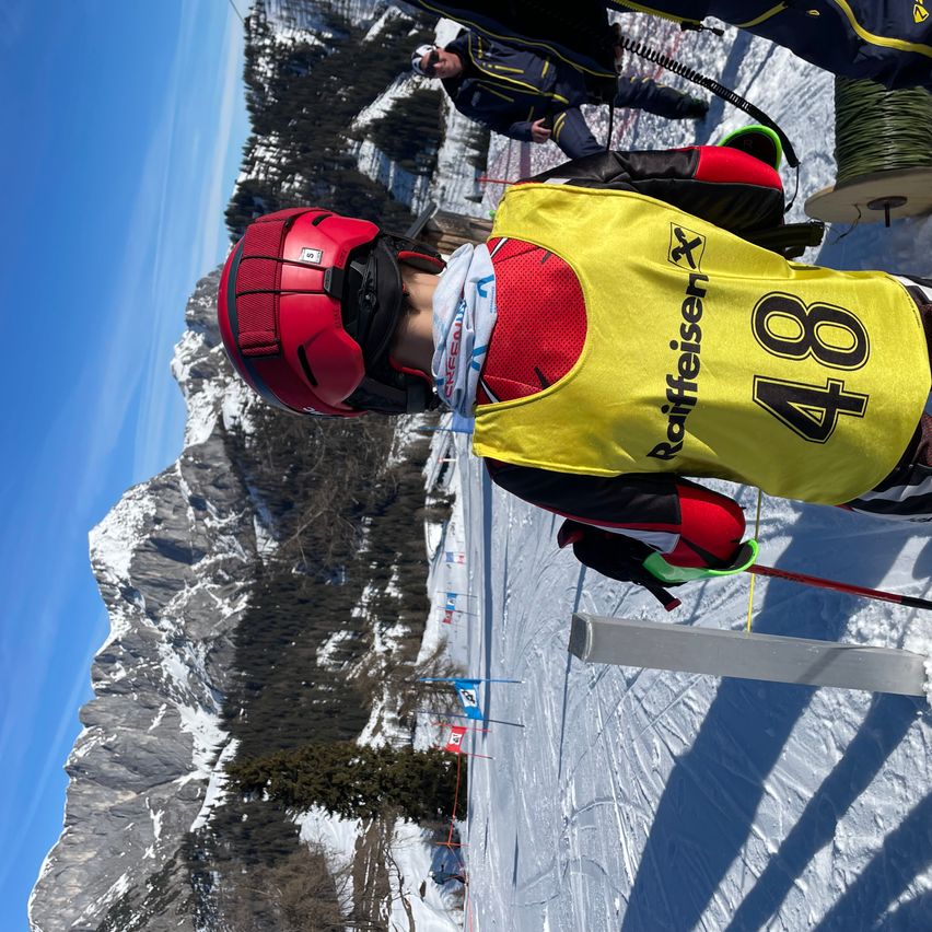 Bild enthält, Nature, Outdoors, Piste, Snow, Sport, Helmet, Person, Shoe, Skiing, People