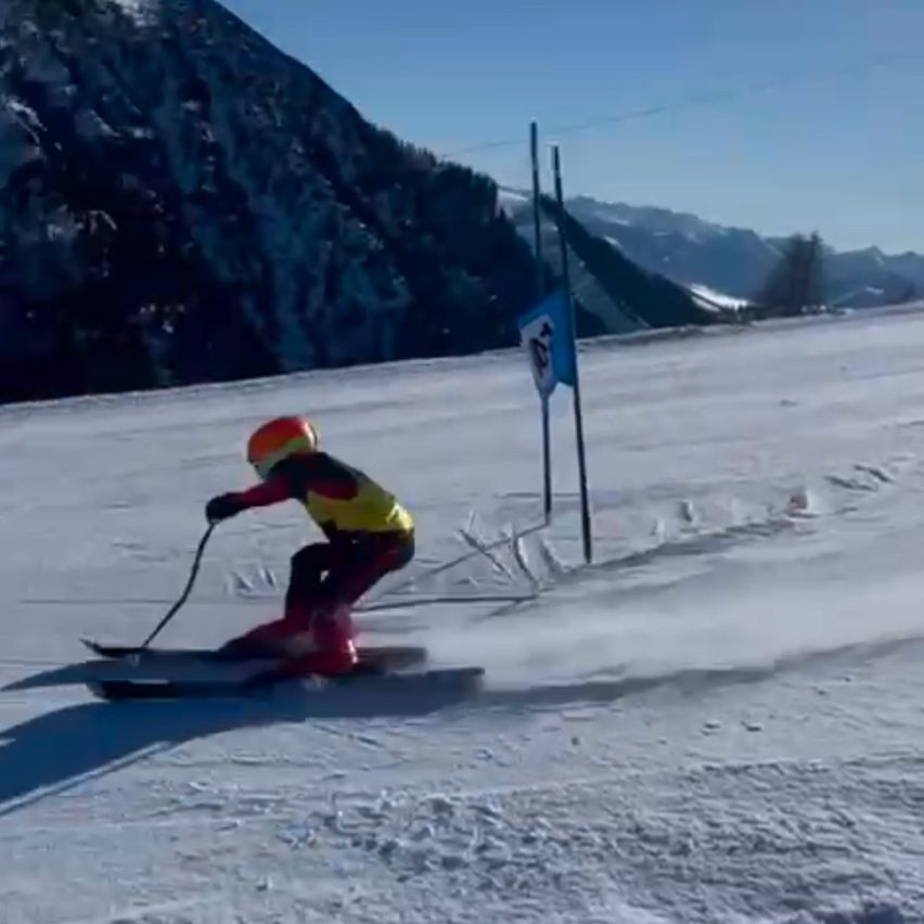 Bild enthält, Nature, Outdoors, Snow, Leisure Activities, Person, Skiing, Sport, Clothing, Glove, Helmet