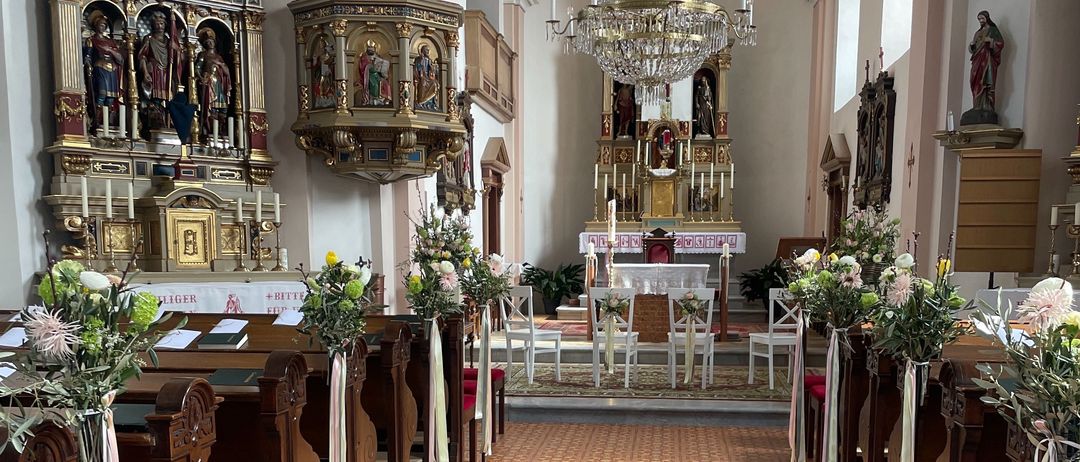 Bild enthält, Indoors, Altar, Building, Church, Prayer, Person, Chapel, Chair, Chandelier, Face