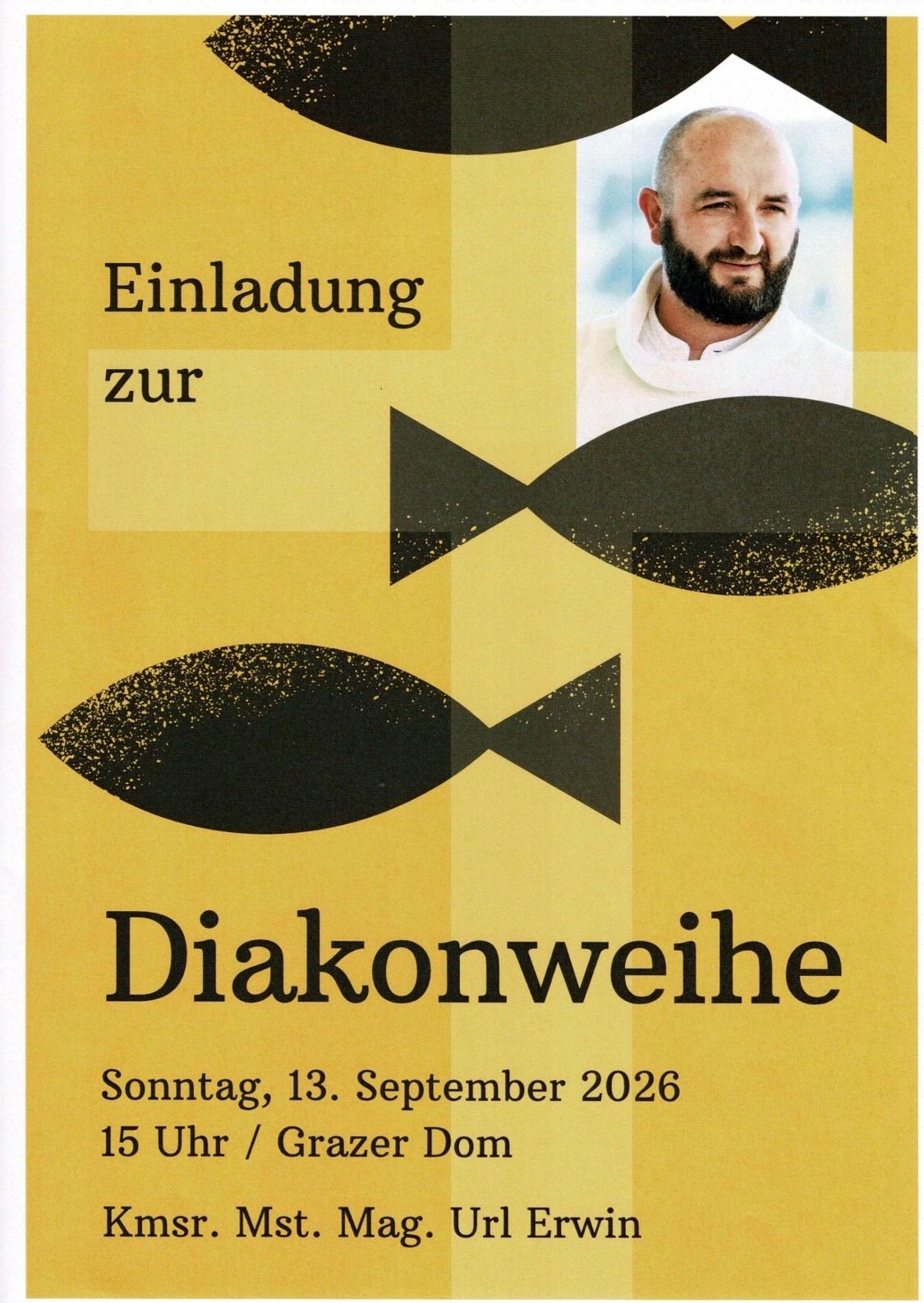 Einladung zur Diakonweihe am 13. September 2026 mit Porträt eines Mannes und zwei Fischsymbolen auf gelbem Hintergrund.
