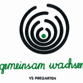 Ein Logo mit einem schwarzen Spiraldesign und einem grünen Punkt in der Mitte. Darunter steht der Text 'Gemeinsam Wachsen' in Grün und 'VS Pregarten' in Schwarz.