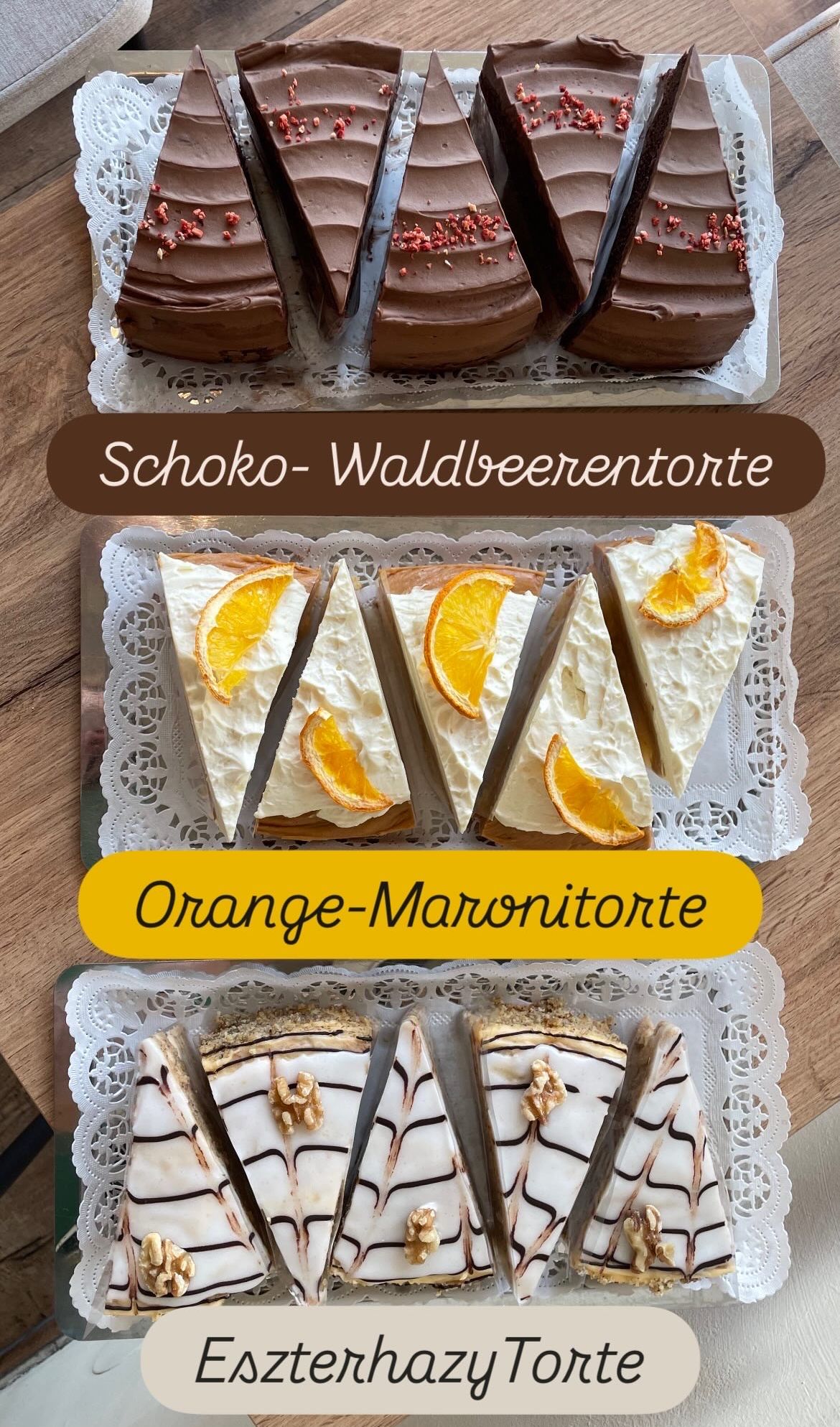 Drei Kuchenstücke auf einem Holztisch. Oben links ein Schokoladenkuchen, in der Mitte ein Orangenkuchen und unten ein Walnusskuchen. Jedes Stück hat einen Messer daneben.