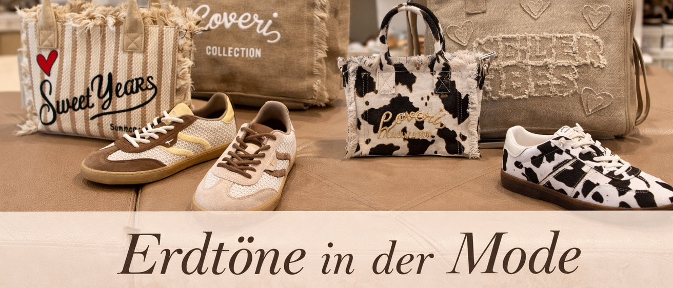 Verschiedene Schuhe und Taschen sind auf einem Tisch ausgestellt. Drei Taschen haben das Wort 'Coveris' darauf geschrieben. Die Schuhe sind braun und weiß mit etwas Text. Es gibt einen weißen Hintergrund mit dem Text 'Erdtone in der Mode'.