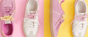 Drei Paare pinker und weißer Sneaker von Tamaris, von denen ein Paar gelbe Schnürsenkel hat, werden vor einem rosa und gelben Hintergrund präsentiert.