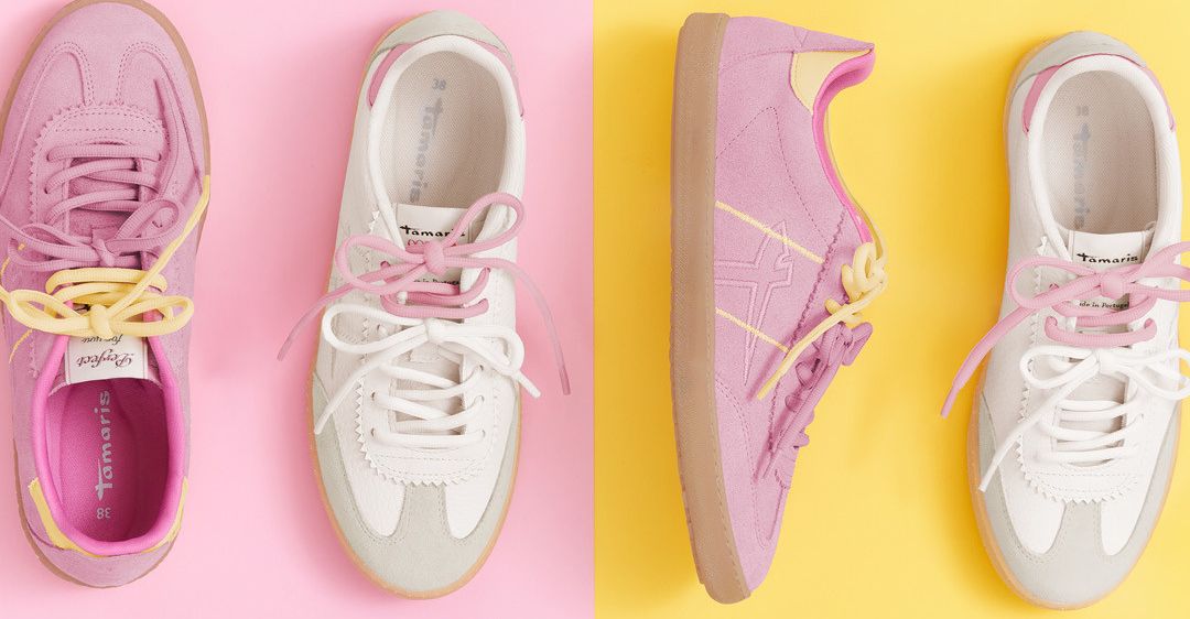 Drei Paare pinker und weißer Sneaker von Tamaris, von denen ein Paar gelbe Schnürsenkel hat, werden vor einem rosa und gelben Hintergrund präsentiert.