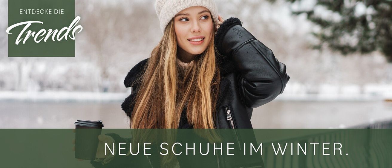 Eine Frau mit blonden Haaren trägt eine schwarze Lederjacke und eine weiße Mütze und steht in einem verschneiten Bereich. Der Textüberlagerung steht 'Schuhe im Winter' in weiß.