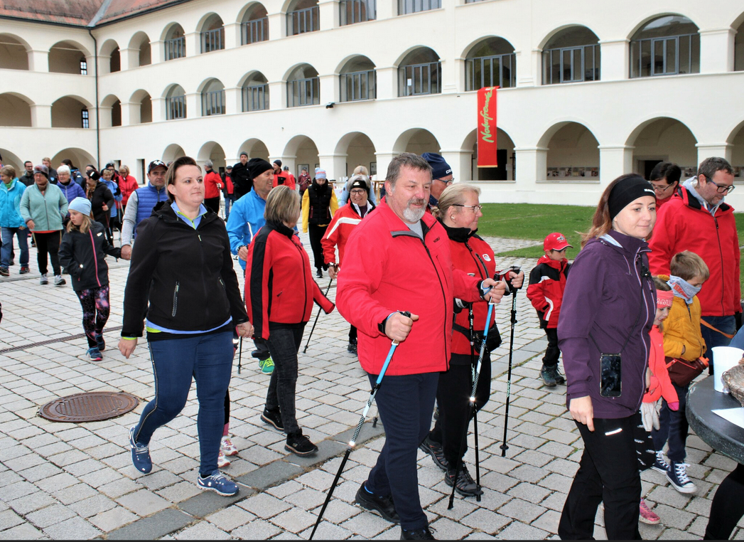 Bild enthält, Photography, Person, Tripod, Walking, Jacket, Adult, Female, Woman, Jeans, Man