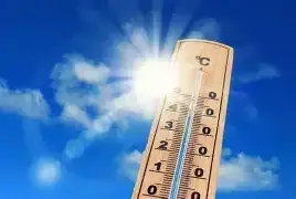 Ein Thermometer zeigt die Temperatur mit einer hellen Sonne am Himmel und einigen Wolken. Die Temperatur beträgt 30 Grad Celsius.