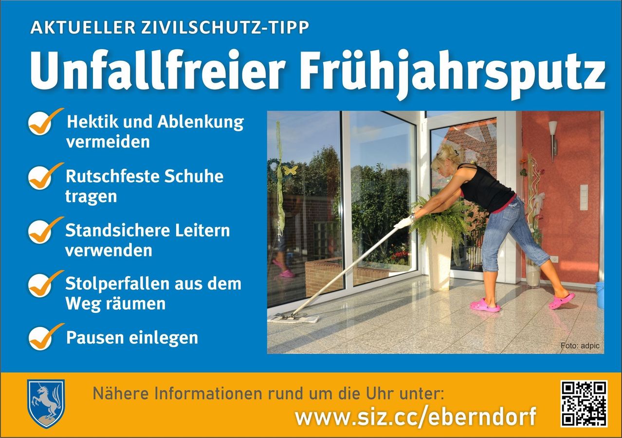 Plakat mit Tipps zur Sturzverhütung. Eine Frau reinigt eine Glastür mit einem Mopp. Nähere Informationen unter www.siz.cc/eberndorf.