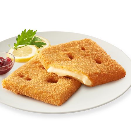 Zwei goldene frittierte Käsesticks auf einem weißen Teller mit Zitronenscheiben und einer kleinen Schüssel Marmelade.