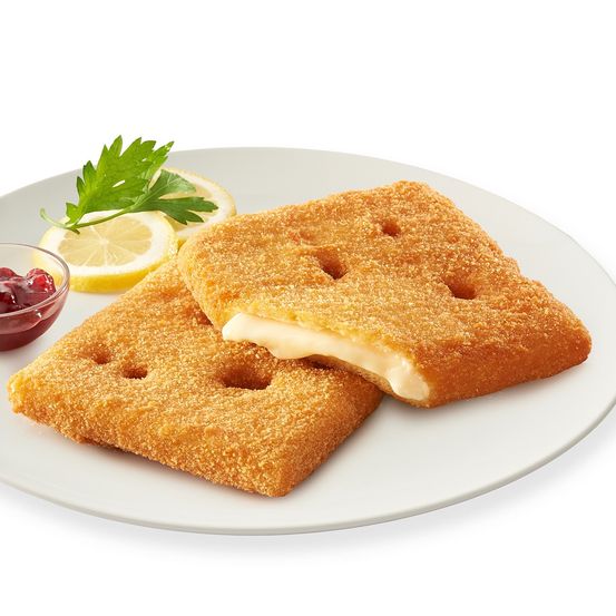 Zwei goldene frittierte Käsesticks auf einem weißen Teller mit Zitronenscheiben und einer kleinen Schüssel Marmelade.