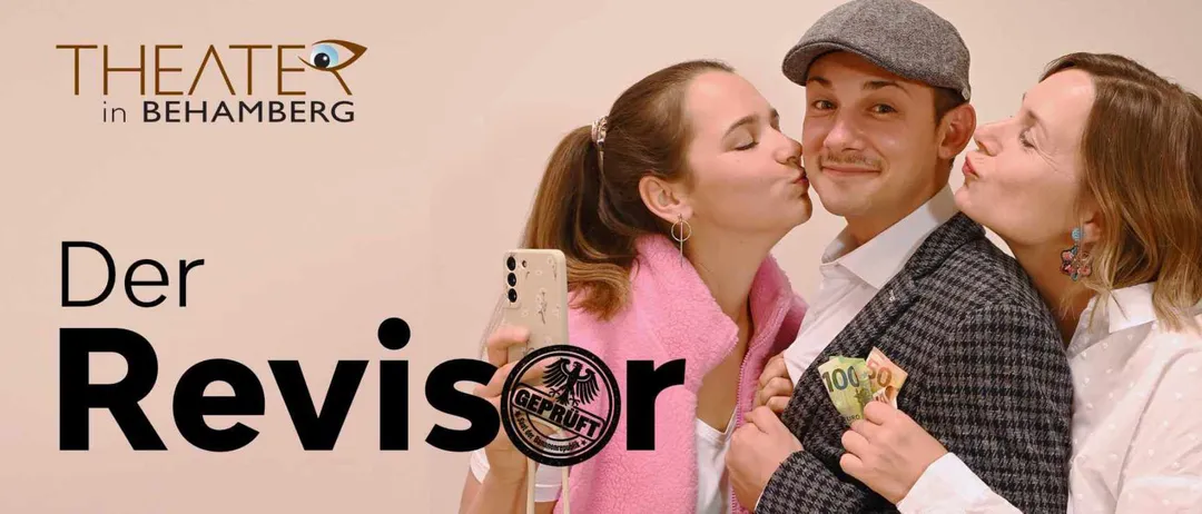 Drei Personen posieren für ein Foto. Ein Mann küsst eine Frau auf die Wange, während eine andere Frau in die Kamera schaut. Der Mann hält Geld und die Frau ein Telefon.