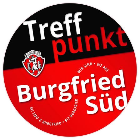 Ein kreisförmiges Logo für Treffpunkt mit rotem Hintergrund, das ein Burgwappen und den Text 'Burgfried Süd' mit einem Slogan enthält.
