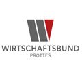 Das Wirtschaftsbund Protes Logo zeigt drei vertikale Linien in Grau, die oben durch ein rotes Dreieck verbunden sind. Der Text 'WIRTSCHAFTSBUND' ist in fetten schwarzen Großbuchstaben geschrieben. Darunter steht 'PROTES' in kleineren schwarzen Buchstaben.