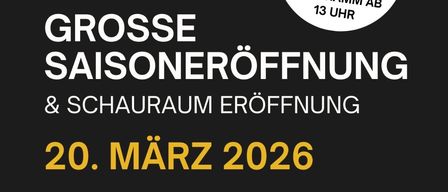 Ein Werbeplakat für eine Motorrad-Veranstaltung. Fahrer auf Motorrädern auf einer unbefestigten Straße. Veranstaltungstitel: Grosse Saisoneroffnung & Schauraum Eroffnung. Datum: 20. März 2026. Zusätzliche Features: Neue Modelle 2026, exklusive Tagesaktionen, persönliche Beratung, Probefahrten möglich.