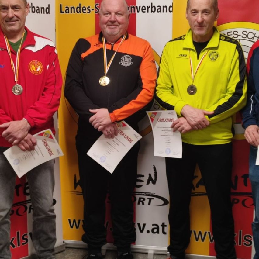 Bild enthält, Adult, Male, Man, Person, Face, Footwear, Shoe, Coat, Jacket, Necklace