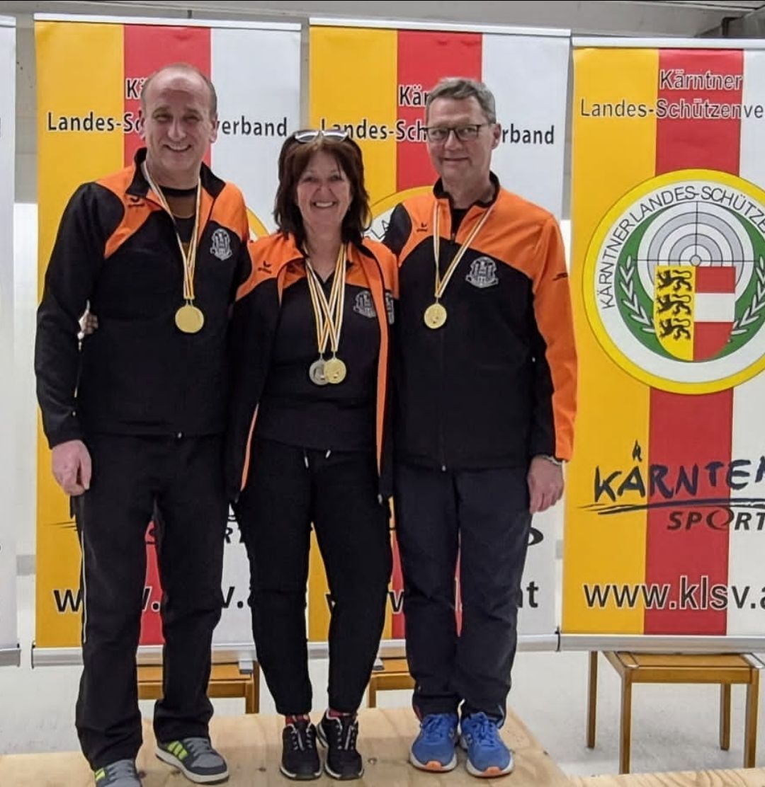 Bild enthält, Adult, Female, Person, Woman, Male, Man, Clothing, Coat, Face, Necklace