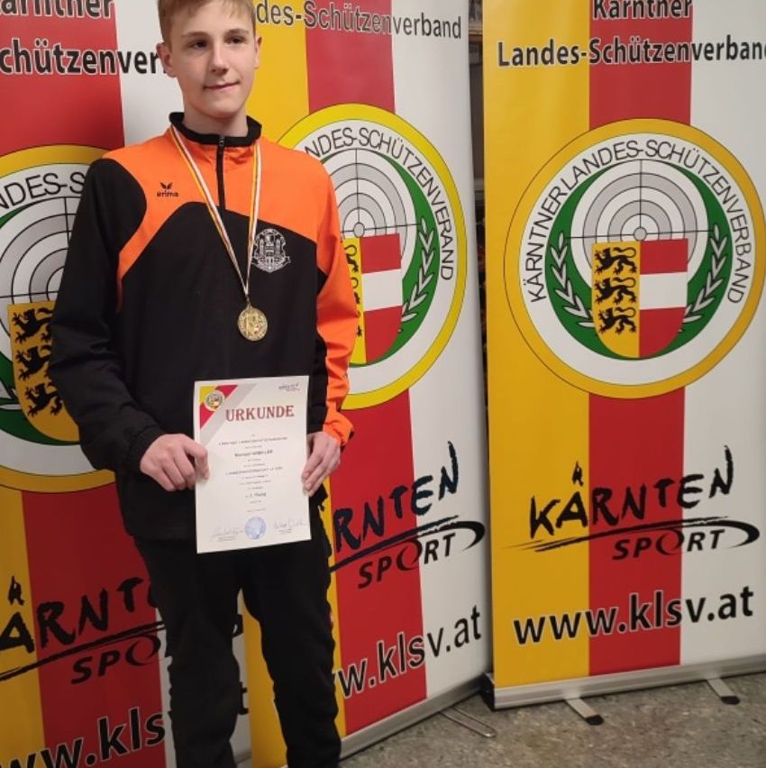 Bild enthält, Person, Photography, Portrait, Advertisement, Poster, Text, Clothing, Coat, Can, Tin