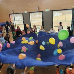 Bild enthält, Balloon, Shelter, People, Person, Play Area, Adult, Female, Woman, Sphere, Indoors