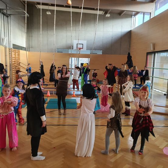 Bild enthält, People, Person, Dancing, Leisure Activities, Sword, Weapon, Child, Female, Girl, Balloon