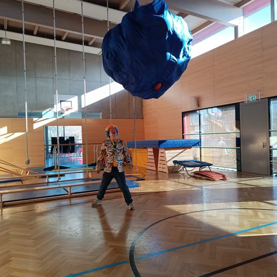 Bild enthält, Floor, Flooring, Hardwood, Wood, Sword, Weapon, Indoors, Person