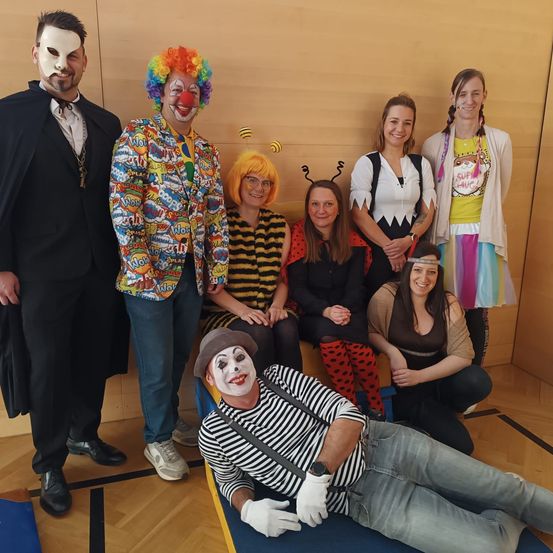 Bild enthält, Adult, Female, Person, Woman, Male, Man, Glove, Coat, Festival, Suit