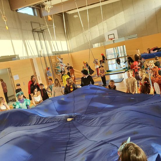 Bild enthält, Shelter, People, Person, Hospital, Child, Female, Girl, Indoors, Play Area, Face