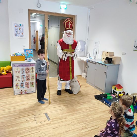 Bild enthält, Child, Female, Girl, Person, Boy, Male, Festival, Christmas, Santa Claus, Shoe