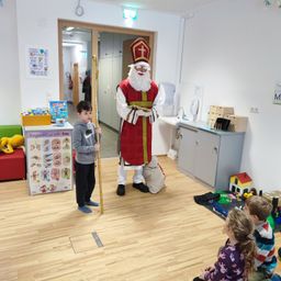 Bild enthält, Child, Female, Girl, Person, Boy, Male, Festival, Christmas, Santa Claus, Shoe