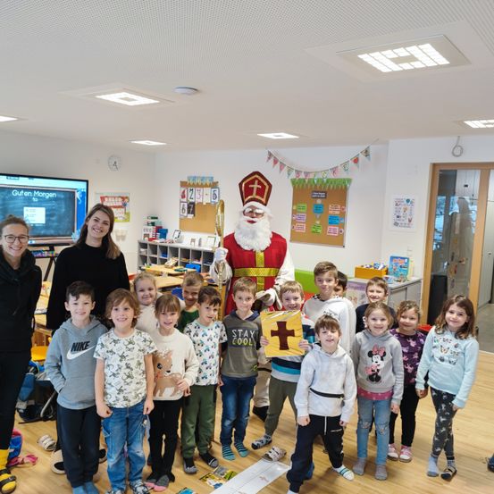 Bild enthält, Adult, Female, Person, Woman, Kindergarten, Male, Man, School, Boy, Child