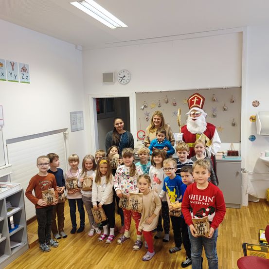 Bild enthält, Adult, Female, Person, Woman, Flooring, Wood, People, Hardwood, Boy, Child