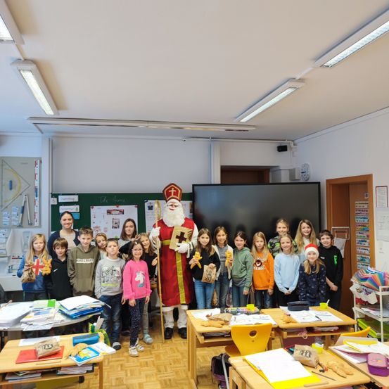 Bild enthält, Building, School, Classroom, Person, Chair, Furniture, Face, Shoe, Student, Jeans