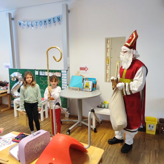 Bild enthält, Person, Festival, Christmas, Face, Head, Clothing, Footwear, Shoe, Santa Claus