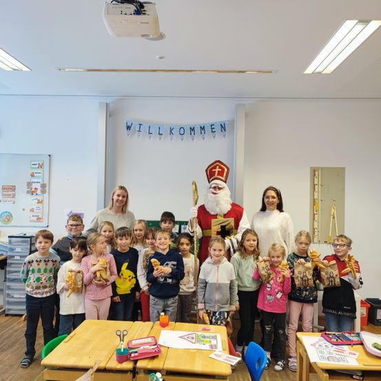 Bild enthält, Adult, Female, Person, Woman, Boy, Child, Male, Kindergarten, School, Girl