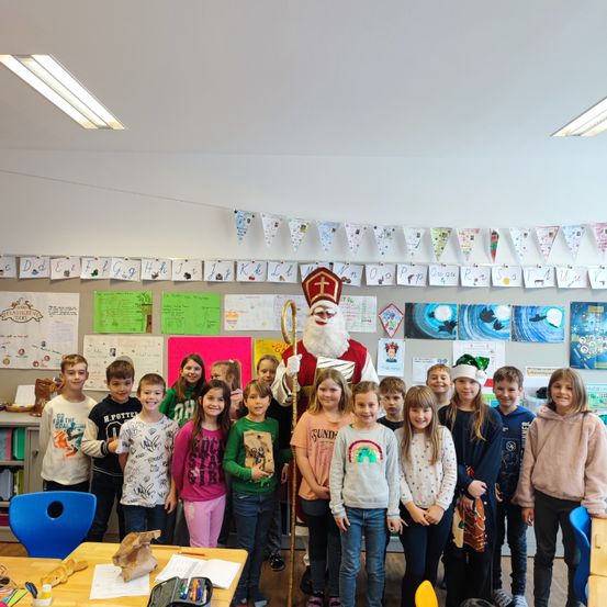 Bild enthält, School, Jeans, Person, Adult, Female, Woman, Boy, Child, Male, Shoe