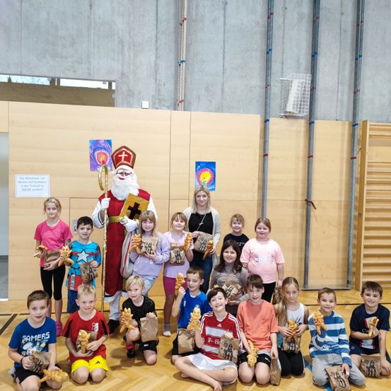 Bild enthält, Floor, Flooring, Wood, Hardwood, Kindergarten, People, Person, Adult, Female, Woman