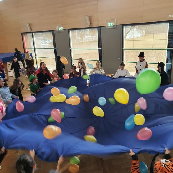 Bild enthält, Balloon, Shelter, People, Person, Play Area, Adult, Female, Woman, Sphere, Indoors