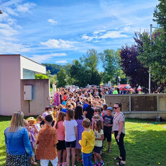 Bild enthält, People, Person, Grass, Shorts, Boy, Child, Male, Concert, Crowd, Shoe