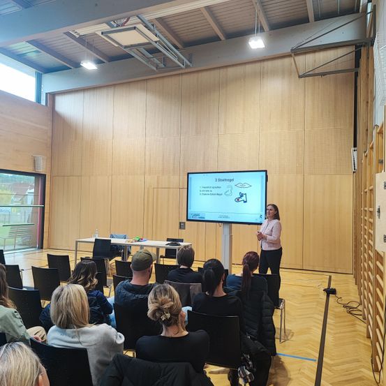 Bild enthält, People, Person, Crowd, Adult, Female, Woman, Indoors, Building, Classroom, School