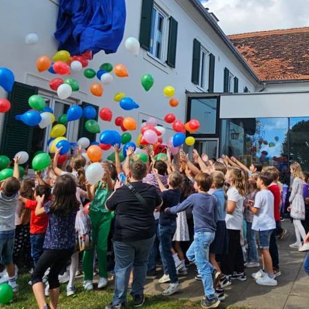 Bild enthält, People, Person, Adult, Female, Woman, Balloon, Footwear, Shoe, Jeans, Celebrating