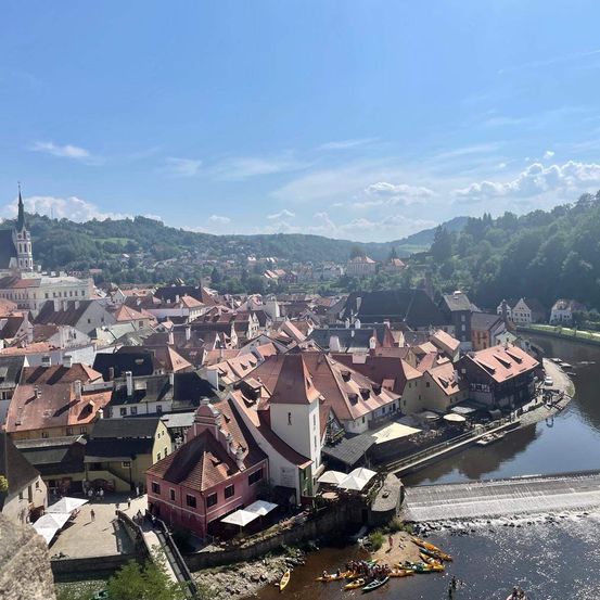 Bild enthält, Nature, Outdoors, Countryside, Rural, Village, Architecture, Building, Cityscape, Urban, Person