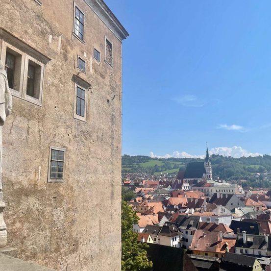 Bild enthält, City, Urban, Monastery, Cityscape, Outdoors, Spire, Adult, Male, Man, Person