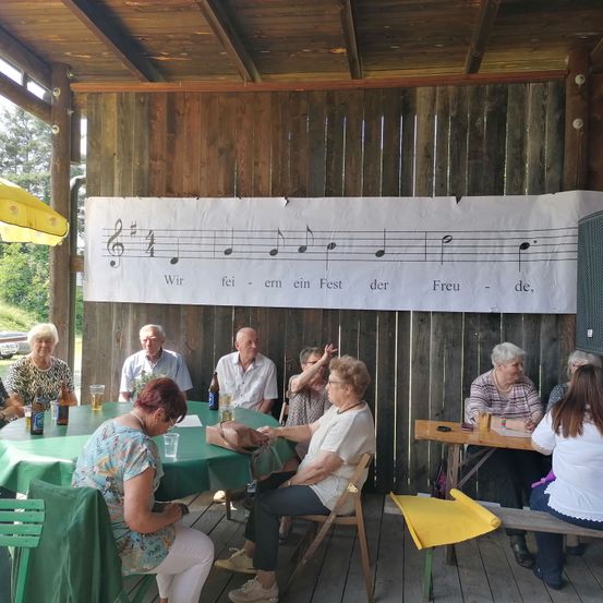 Bild enthält, Plywood, Wood, Restaurant, Cafeteria, Dining Table, Adult, Male, Man, Person, Woman