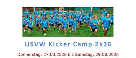 Eine Gruppe von Kindern in blauen Uniformen läuft auf einem Feld, der Text lautet USVW Kicker Camp 2k26 von Montag, 27.08.2026 bis Samstag, 29.08.2026.